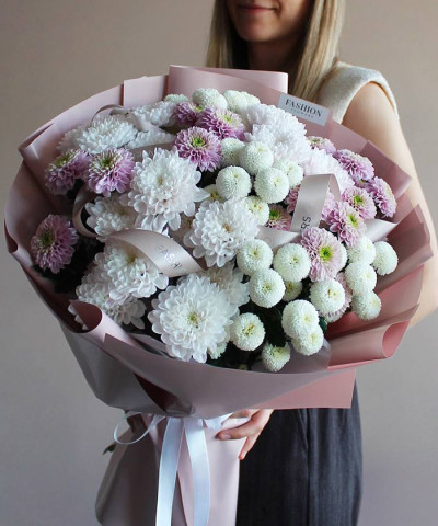 "Нежные признания" букет из 11 розово-белых хризантем №6574