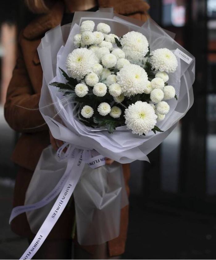 9 белых хризантем Супербоул и Ньютон в букете 