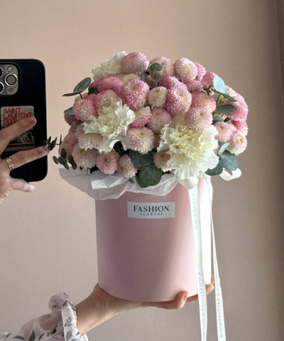 "Маршмеллоу" букет из пудровой хризантемы, диантусов и эвкалипта №5668