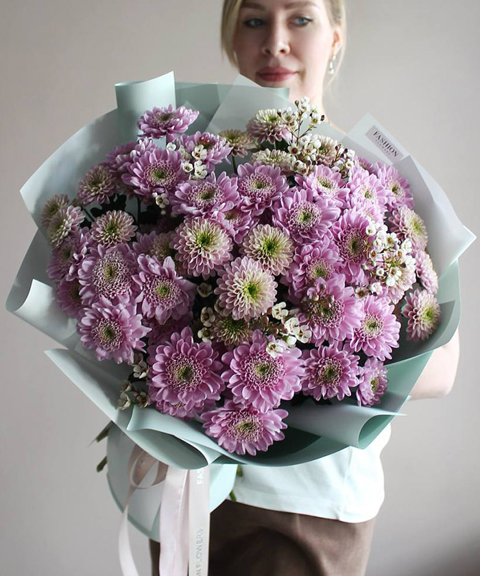 Розовая хризантема и хамелациум в букете 