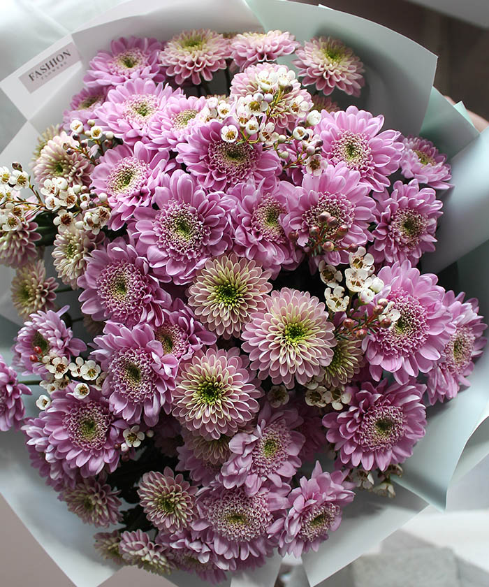 Розовая хризантема и хамелациум в букете 