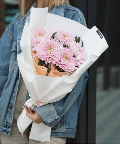 5 розовых хризантем Россано в букете "Милкшейк" №2655