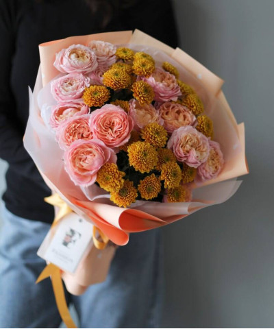 Пионовидная роза Джульетта и сантини №2727