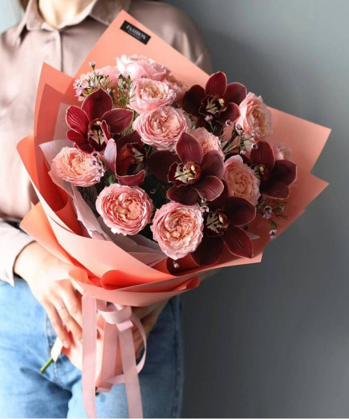 Орхидея Цимбидиум и пионовидная роза Джульетта в букете 