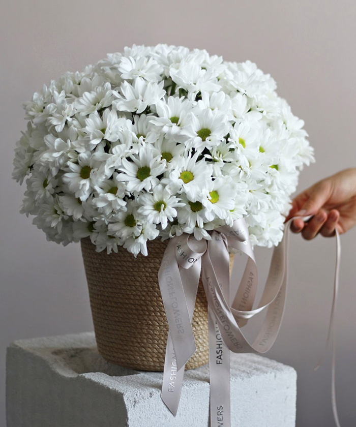 Корзина с белыми ромашковыми хризантемами №3138