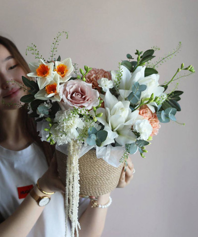 Сезонный цветочный состав в джутовой корзине №4691