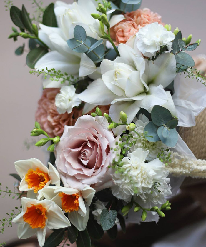 Сезонный цветочный состав в джутовой корзине №4691