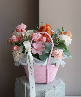 "Нежный сад" Авторская корзина с сезоным составом, в розовом №4999