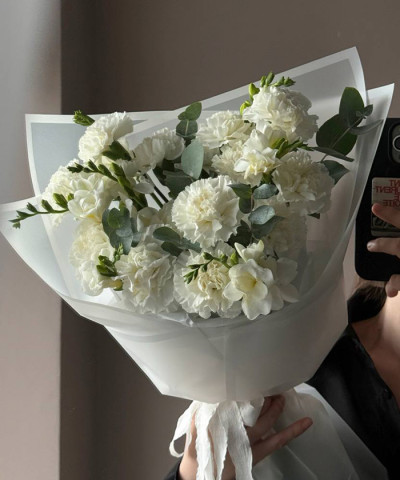 "Белый шёлк" букет с диантусами и фрезией №4134
