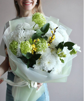 "Улыбка весны" букет с хризантемой, фрезией, форзицией и соцветиями вибурнума №4245