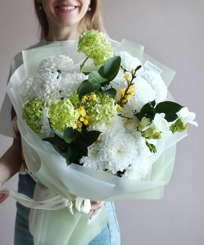 "Улыбка весны" букет с хризантемой, фрезией, форзицией и соцветиями вибурнума №4245