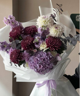 «Аметистовое сияние» Авторский букет с гортензией, дельфиниумом и хризантемой Бигуди №7645