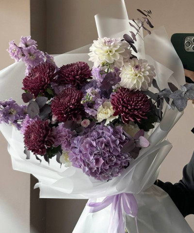 «Аметистовое сияние» Авторский букет с гортензией, дельфиниумом и хризантемой Бигуди №7645