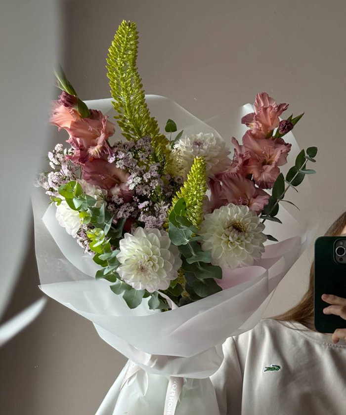 Авторский букет с георгинами 