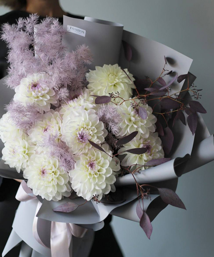 Георгины бело-сиреневые в букете 