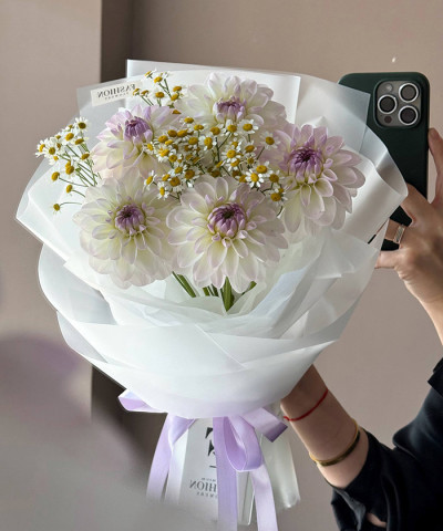 Георгины Эвелин и ромашки танацетум в букете "Лавандовая нежность" №4768