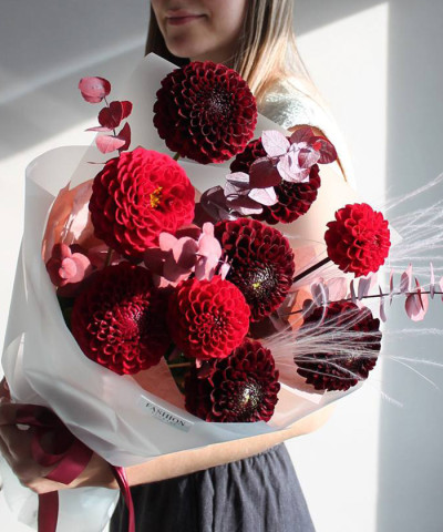 «Карминовое сердце» букет из георгин марсала и эвкалипта №5639