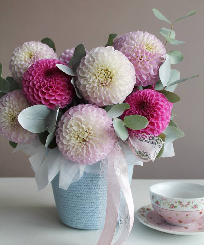 «Малиновый зефир» 15 розовых георгин и эвкалипт в джутовой корзинке №5641