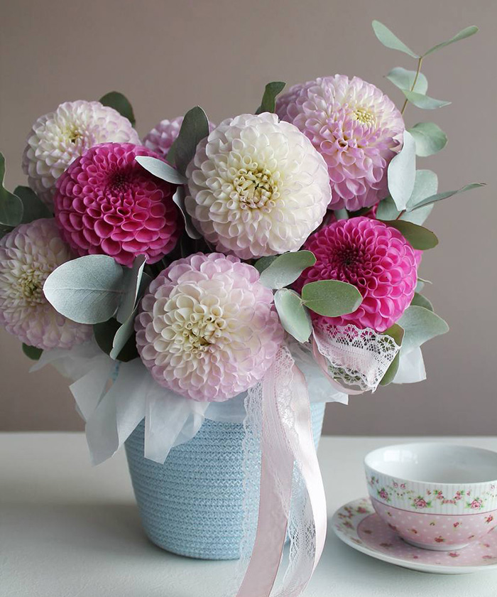 «Малиновый зефир» 15 розовых георгин и эвкалипт в джутовой корзинке №5641