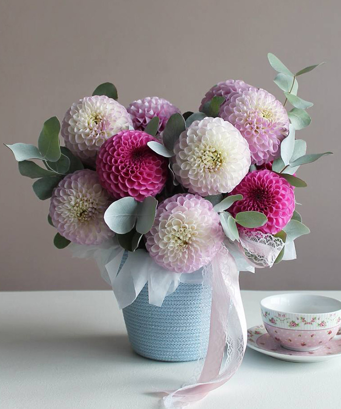 «Малиновый зефир» 15 розовых георгин и эвкалипт в джутовой корзинке №5641