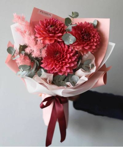 3 георгины в букете "Делайт" №2653