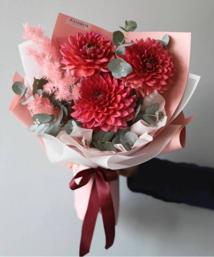 3 георгины в букете 