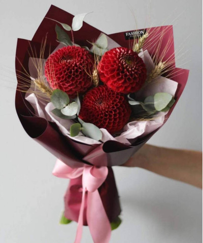 3 георгины Роял в букете "Россо" №6731