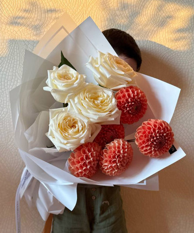 "Сладкий август" пионовидные розы и георгины далии №4346