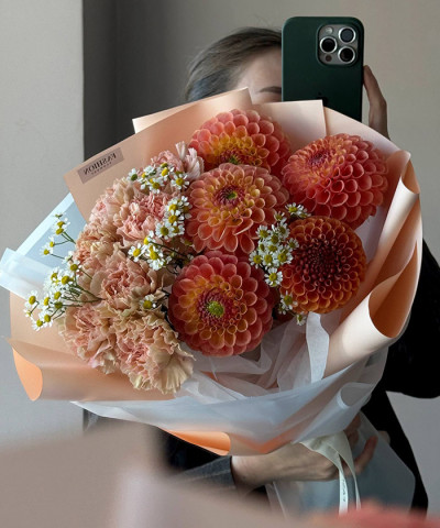 "Тепло сердца" букет с георгинами, диантусами Карамель и ромашками №8964