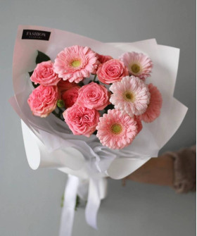 Розовые розы и гермини в букете "Энди" №4795
