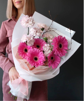 Розовые герберы и диантусы в букете "Блисс" №2237