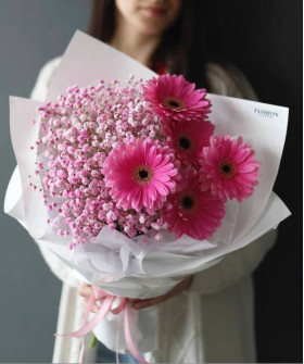 Розовая гипсофила и герберы в букете "Шугар" №3051