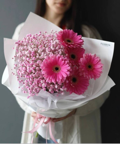 Розовая гипсофила и герберы в букете "Шугар" №3051