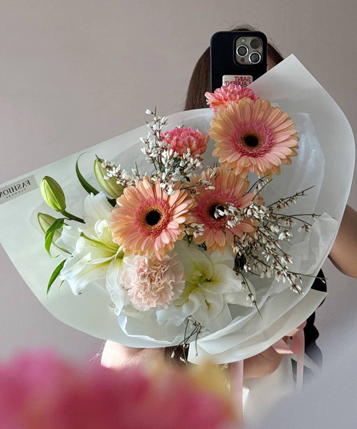 Авторский весенний букет с гермини, лилией и генистой №9853