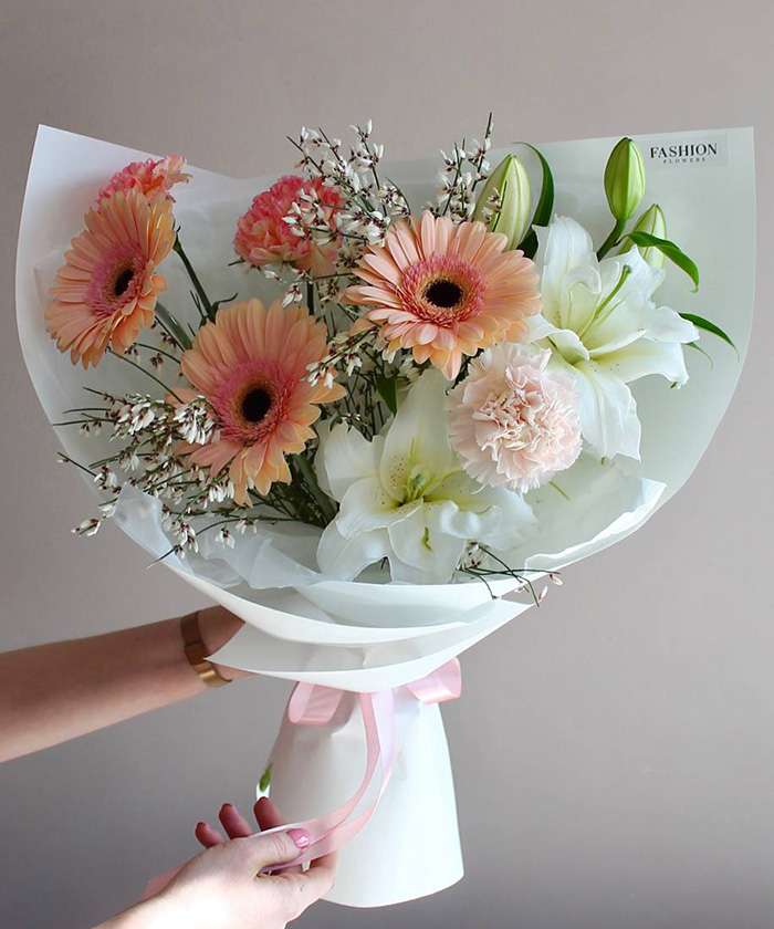 Авторский весенний букет с гермини, лилией и генистой №9853