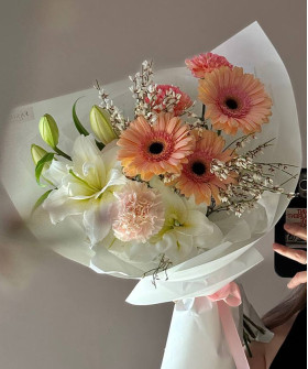 Авторский весенний букет с гермини, лилией и генистой №9853