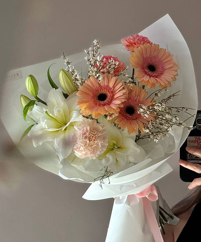 Авторский весенний букет с гермини, лилией и генистой №9853