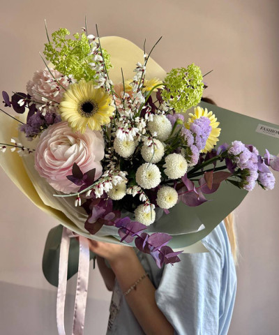 Авторский весенний сборный букет с гермини и генистой №7568