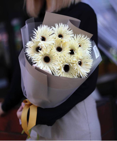 9 белых игольчатых гербера Гарден гост №3456