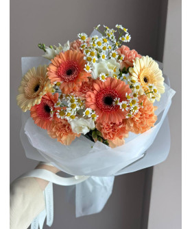 Медовые гермини, белая фрезия и ромашки в букете "Шафран" №3767