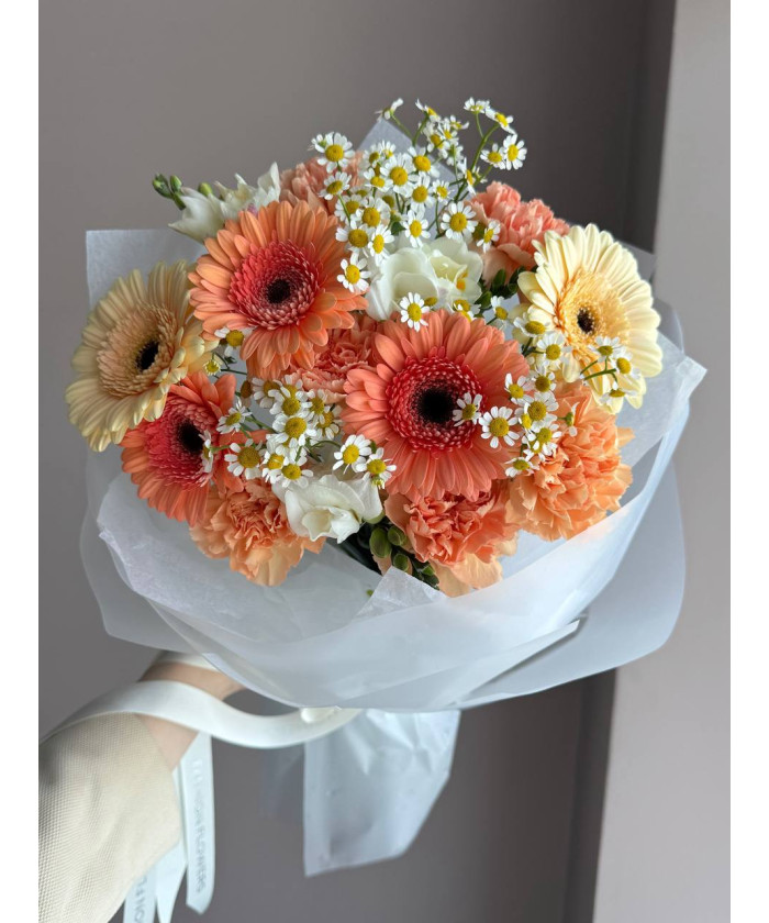 Медовые гермини, белая фрезия и ромашки в букете 