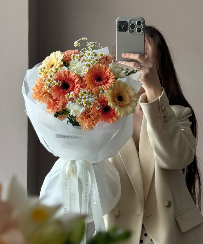 Медовые гермини, белая фрезия и ромашки в букете 