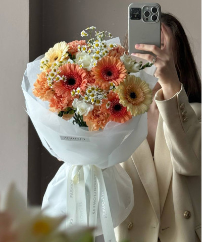 Медовые гермини, белая фрезия и ромашки в букете "Шафран" №3767