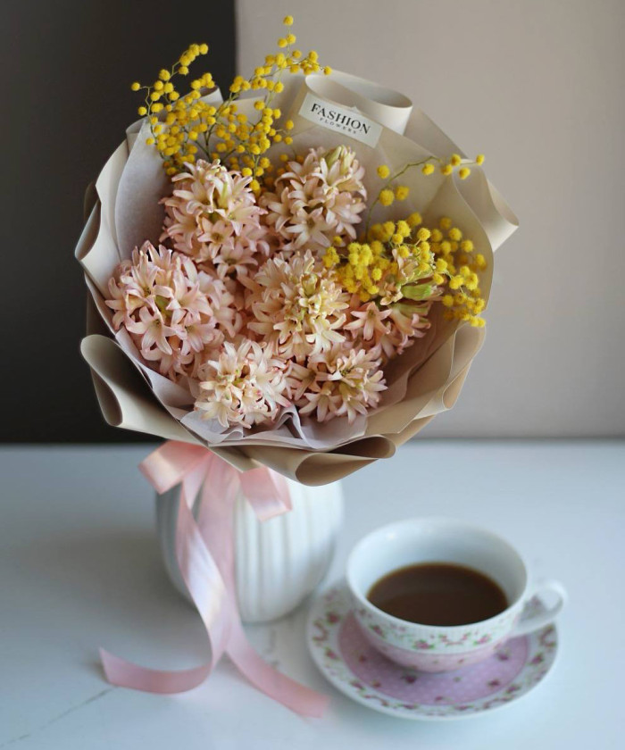 7 персиковых гиацинтов и мимоза в букете 