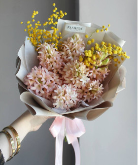 7 персиковых гиацинтов и мимоза в букете "Афина" №5646