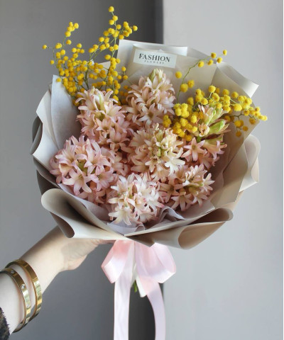 7 персиковых гиацинтов и мимоза в букете "Афина" №5646