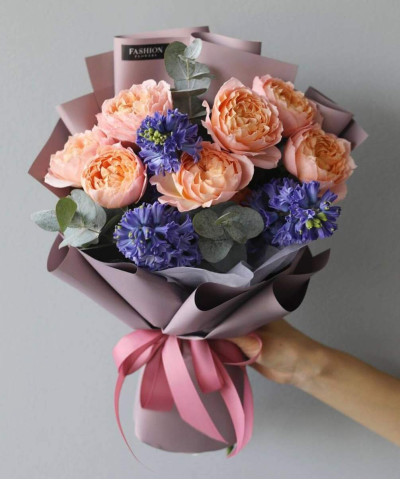 Гиацинты и пионовидная роза Джульетта в букете "Весна в городе" №7422