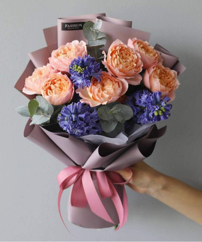 Гиацинты и пионовидная роза Джульетта в букете 