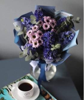 7 гиацинтов Дельф блю и сантини в букете "Оушен" №4169
