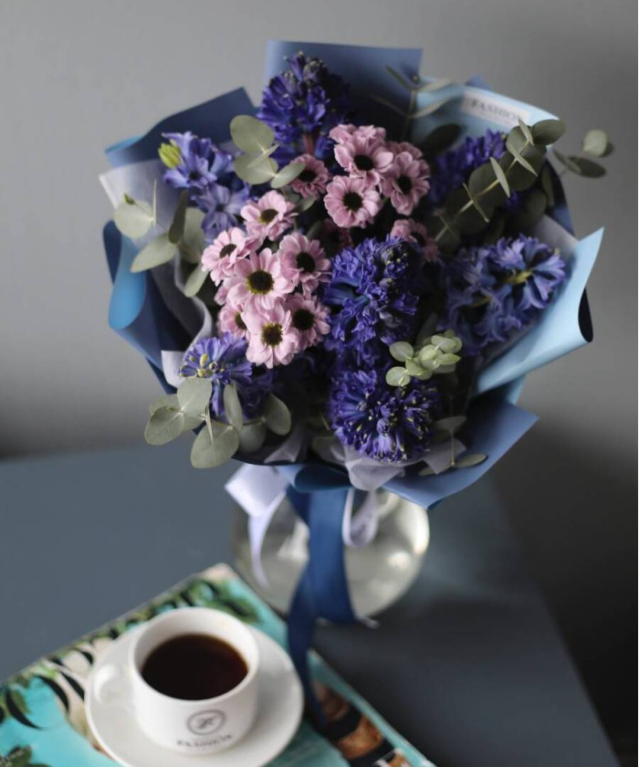 7 гиацинтов Дельф блю и сантини в букете 